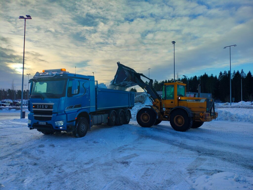 O.Hietasaran kuorma-auto ja kauhakuormaaja lumensiirtopuuhissa.
